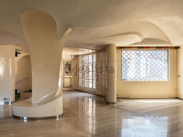 Villetta bifamiliare in vendita di 368 m² in Via Serchio