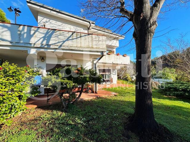 Villetta bifamiliare in vendita di 370 m² in Strada Comunale dei Massabovi