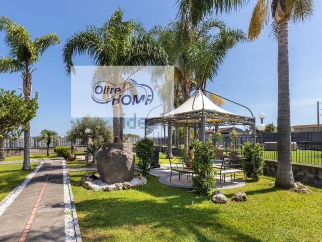 Villetta bifamiliare in vendita di 370 m² in Via Torrente Vallonazzo