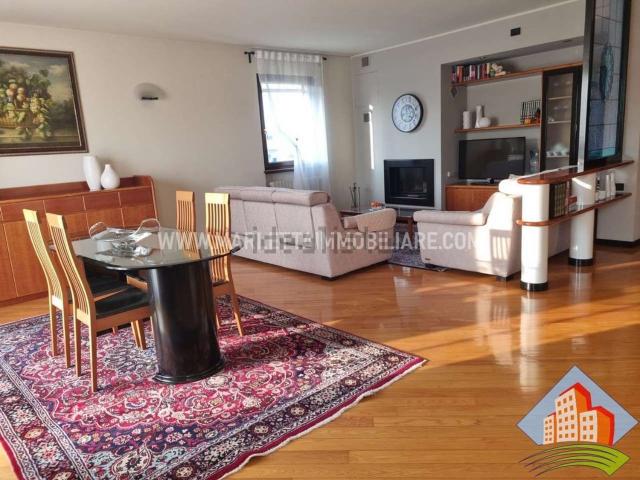 Villetta bifamiliare in vendita di 370 m² in Via Cimosse