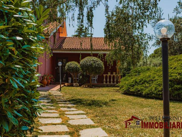 Villetta bifamiliare in vendita di 370 m² in Via Colle Alberta