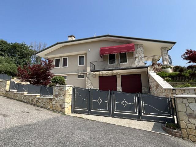Villetta bifamiliare in vendita di 370 m² in Via Libertà