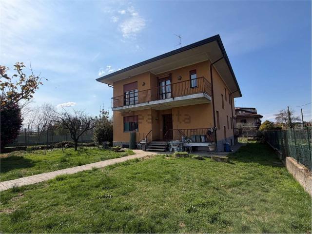 Villetta bifamiliare in vendita di 370 m² in Via R. Sanzio, 28
