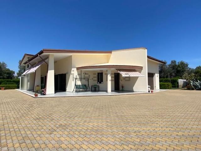 Villetta bifamiliare in vendita di 370 m² in Via Serranova