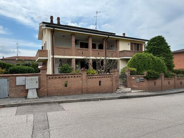 Villetta bifamiliare in vendita di 375 m² in Via Enzo Masetti, 5