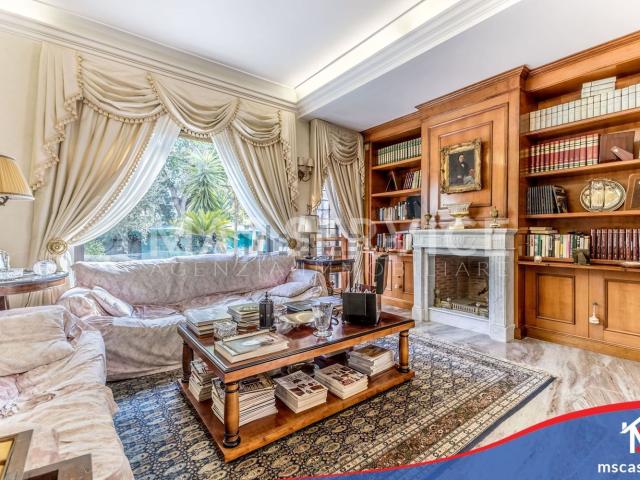 Villetta bifamiliare in vendita di 375 m² in Via Ibico