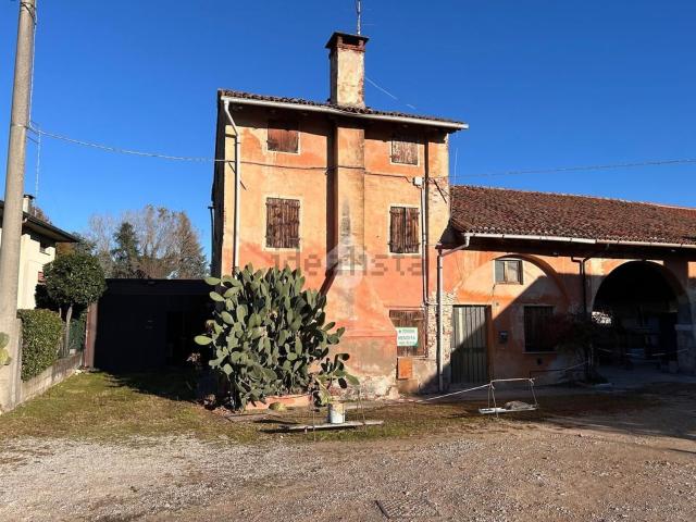 Villetta bifamiliare in vendita di 378 m² in Borgo Monte Grappa