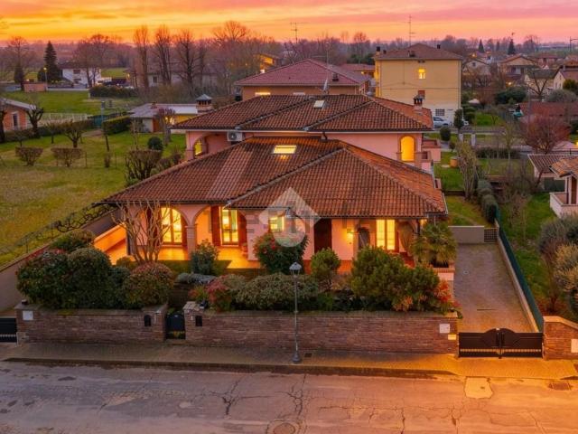 Villetta bifamiliare in vendita di 383 m² in Via Enrico Fermi, 8