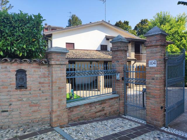 Villetta bifamiliare in vendita di 380 m² in Strada Argini Parma, 104