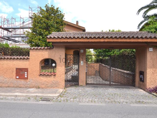 Villetta bifamiliare in vendita di 380 m² in Via Corinna, 40