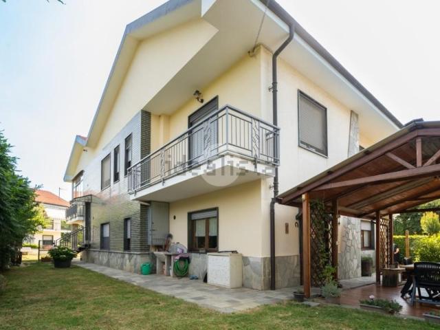 Villetta bifamiliare in vendita di 380 m² in Via Croce Dorata, 19