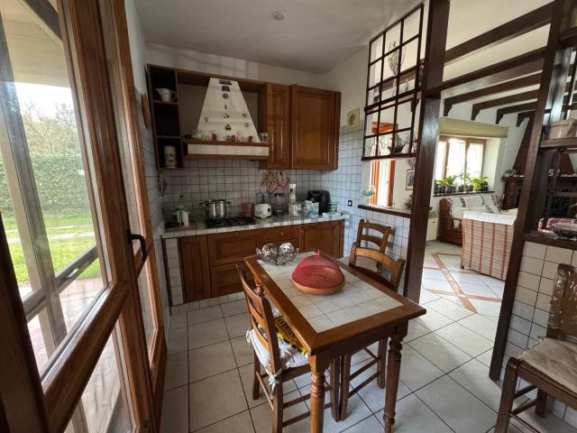 Villetta bifamiliare in vendita di 380 m² in Via Enrico Toti, 111
