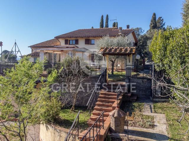Villetta bifamiliare in vendita di 382 m² in Località Montecchio