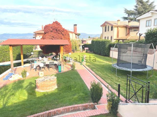 Villetta bifamiliare in vendita di 387 m² in Via Col di Tenda