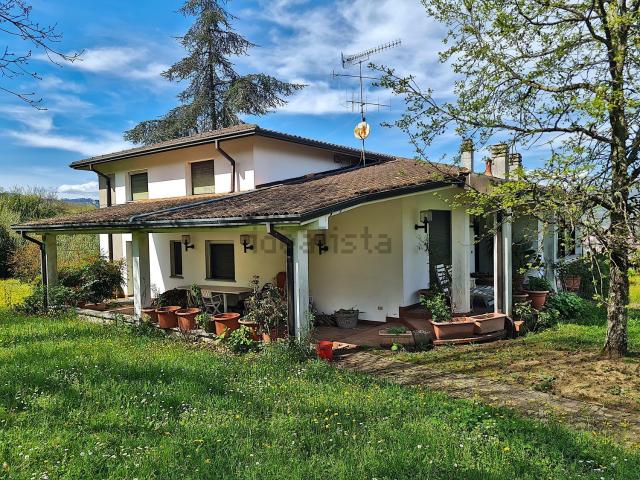 Villetta bifamiliare in vendita di 387 m² in Via Montebuono