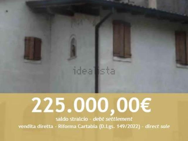 Villetta bifamiliare in vendita di 384 m² in Traversa Capitello