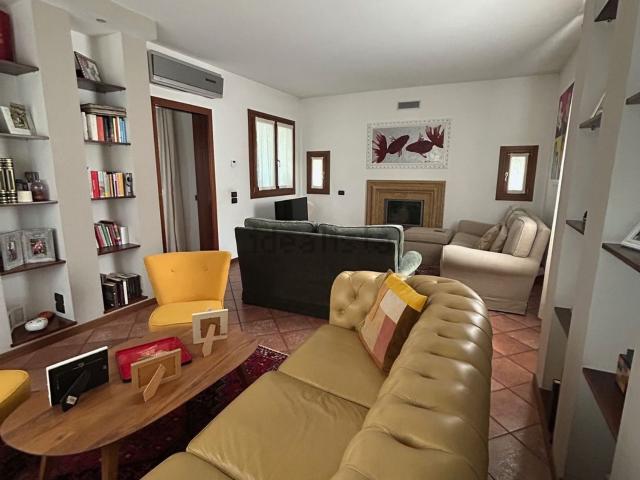 Villetta bifamiliare in vendita di 384 m² in Via Guglielmo Marconi, 28