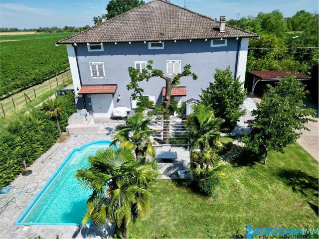 Villetta bifamiliare in vendita di 385 m² in Via Guastalla