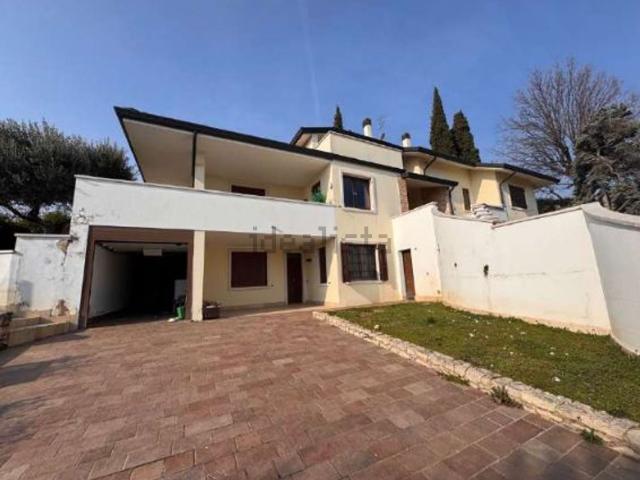 Villetta bifamiliare in vendita di 385 m² in Via Monte Baldo
