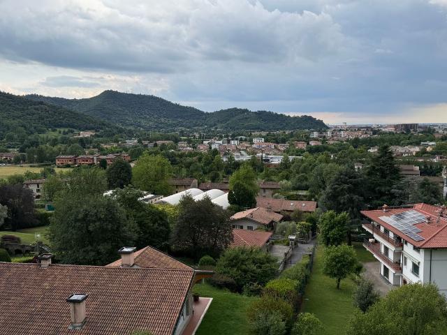 Villetta bifamiliare in vendita di 388 m² in Via Torquato Taramelli