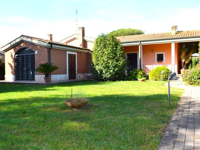 Villetta bifamiliare in vendita di 388 m² in Via Amleto Novelli