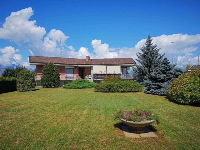 Villetta bifamiliare in vendita di 389 m² in Via Aldo Fiorina, 6