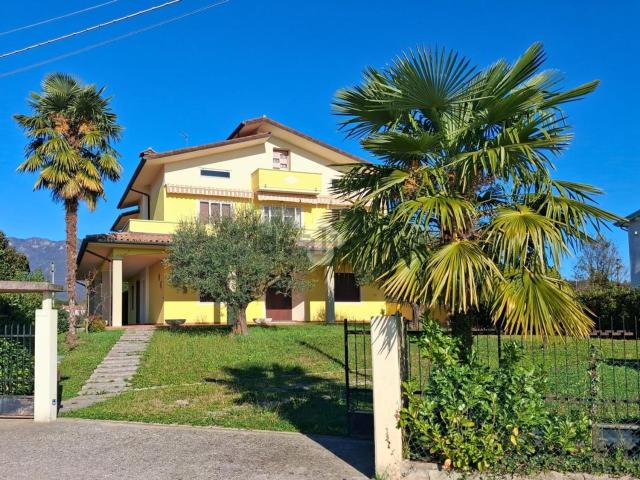Villetta bifamiliare in vendita di 393 m² in Via Cavour, 9