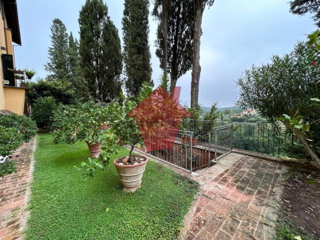 Villetta bifamiliare in vendita di 393 m² in Via Nazionale