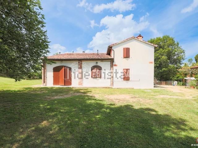 Villetta bifamiliare in vendita di 393 m² in Via Suore