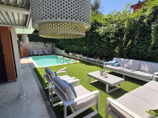 Villetta bifamiliare in vendita di 393 m² in Viale delle Rughe