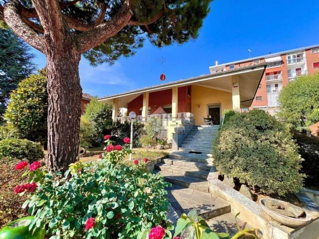 Villetta bifamiliare in vendita di 390 m² in Via Guglielmo Marconi, 81