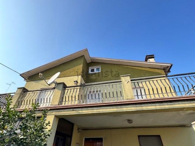 Villetta bifamiliare in vendita di 390 m² in Via Guicciardini