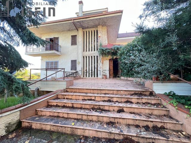 Villetta bifamiliare in vendita di 390 m² in Via Lombardia, 24