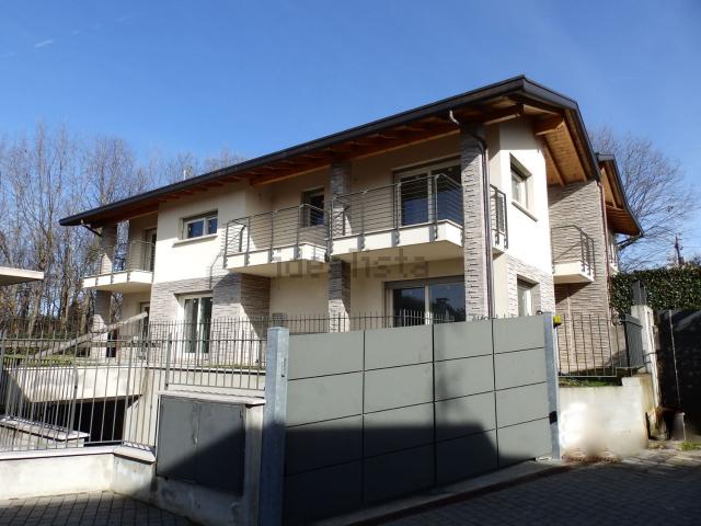 Villetta bifamiliare in vendita di 390 m² in Via per Mocchirolo