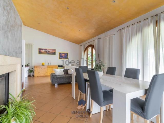 Villetta bifamiliare in vendita di 397 m² in Via Laguna