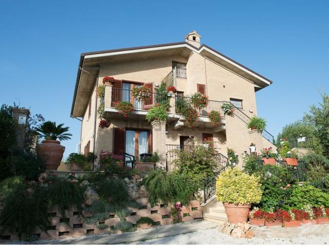 Villetta bifamiliare in vendita di 395 m² in Contrada Sant&apos Isidoro