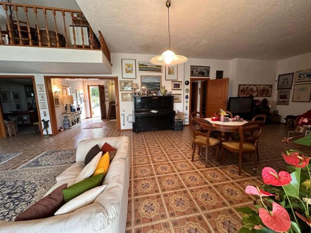 Villetta bifamiliare in vendita di 395 m² in Via dei Laghi