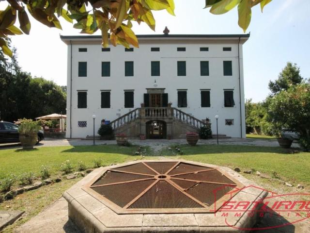 Villetta bifamiliare in vendita di 395 m² in Via Fillungo, 17