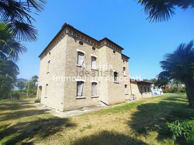 Villetta bifamiliare in vendita di 395 m²