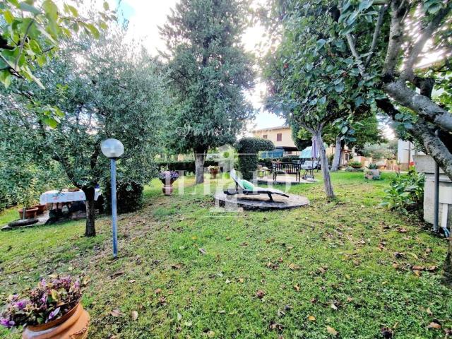 Villetta bifamiliare in vendita di 398 m² in Via Cattani Cavalcanti