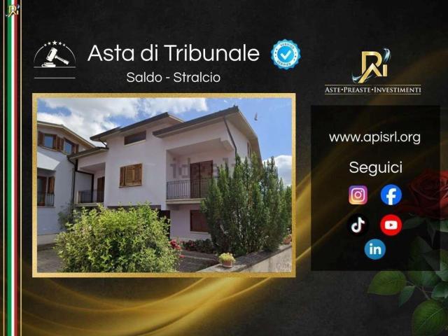 Villetta bifamiliare in vendita di 399 m² in Via Onna, 29