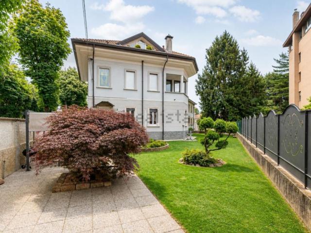 Villetta bifamiliare in vendita di 399 m² in Viale Giuseppe Borri, 18