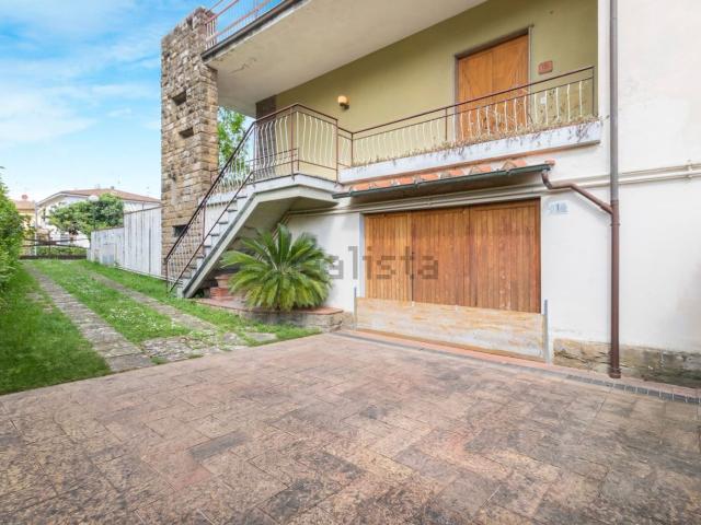Villetta bifamiliare in vendita di 303 m² in Via Indipendenza