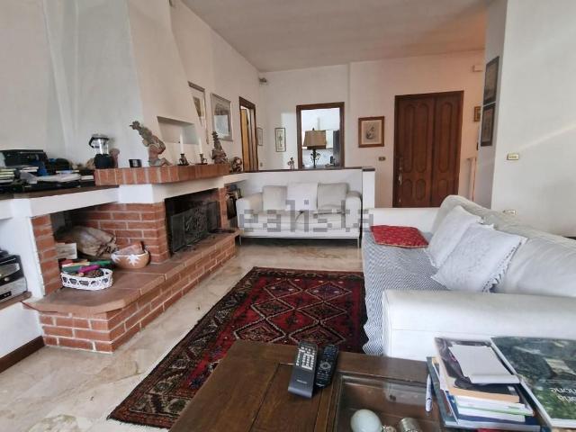 Villetta bifamiliare in vendita di 303 m² in Via Interna Sarzanello, 252