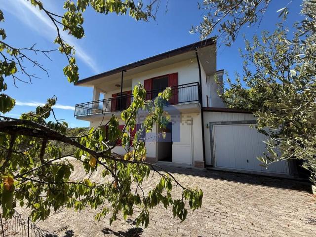 Villetta bifamiliare in vendita di 300 m² in Contrada Atriena, 22