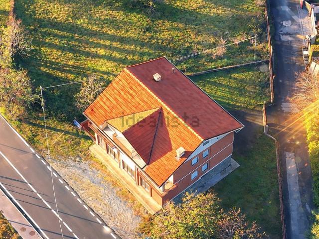 Villetta bifamiliare in vendita di 300 m² in Corso Superga