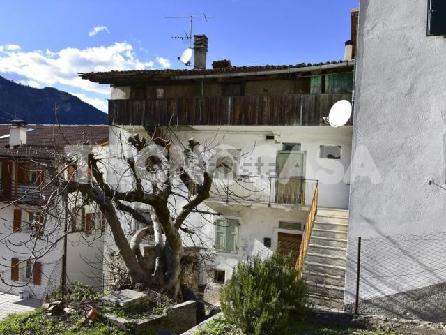 Villetta bifamiliare in vendita di 300 m² in Frazione Mezzomonte di Sotto, 18
