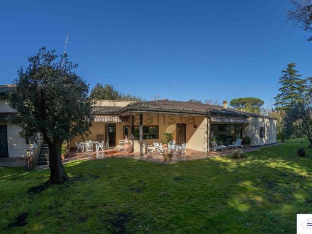 Villetta bifamiliare in vendita di 300 m² in Largo Olgiata, 15