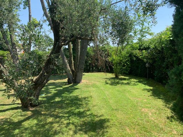 Villetta bifamiliare in vendita di 300 m² in Largo Renato Guttuso