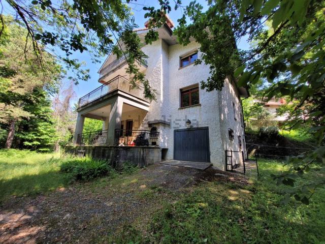 Villetta bifamiliare in vendita di 300 m² in Località la Pineta